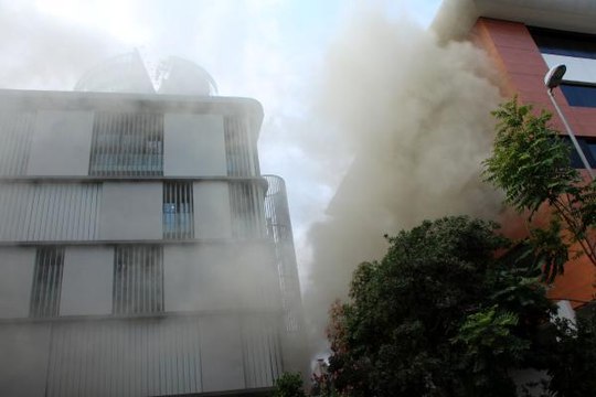 BEŞİKTAŞ'TA JENERATÖR ALEV ALEV YANDI; ÇALIŞANLAR KENDİLERİNİ DIŞARIYA ATTI