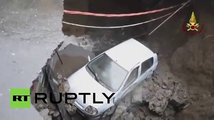 Buraco gigante engole carro estacionado