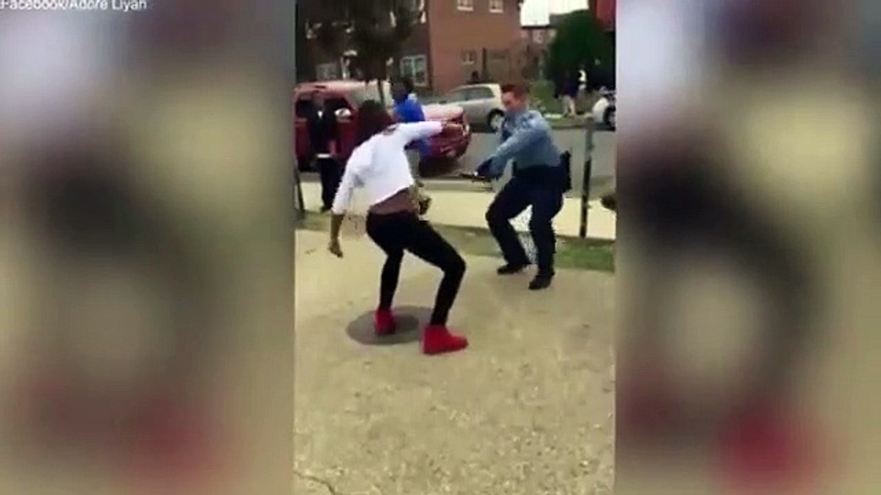Dança entre policia e negra