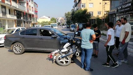 Çarptığı otomobilin üzerinden takla atan kasksız motosikletli yaralandı