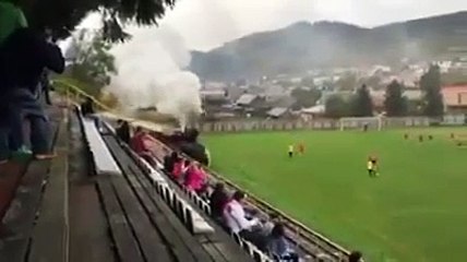 Comboio passa durante jogo de futebol