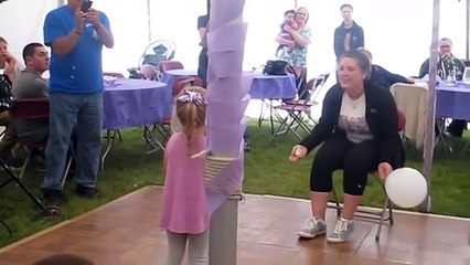 Filha ‘rouba’ sorriso à mãe da maneira mais doce