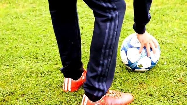 Juan Mata marca livres de olhos vendados