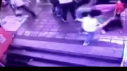 Buraco abre-se no passeio e engole quatro pessoas