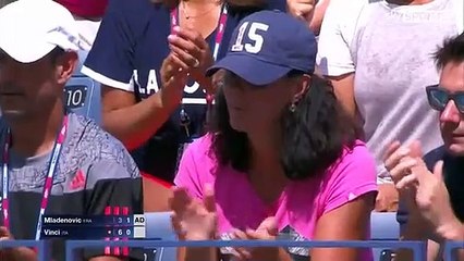 Mladenovic impressiona com os pés… no court de ténis