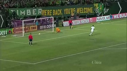 Penálti falhado bate nos dois postes