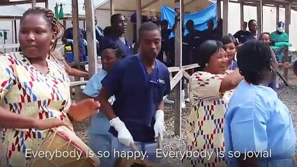 Médicos festejam o tratamento do último paciente com ébola