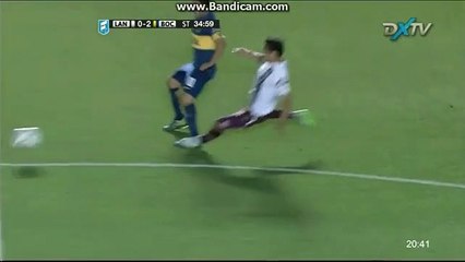 É um pássaro? É um avião? Não, é Tevez a ser 'ceifado' do relvado