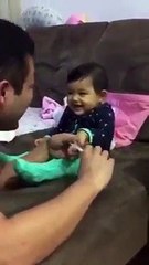 A incapacidade deste pai em cortar as unhas da filha