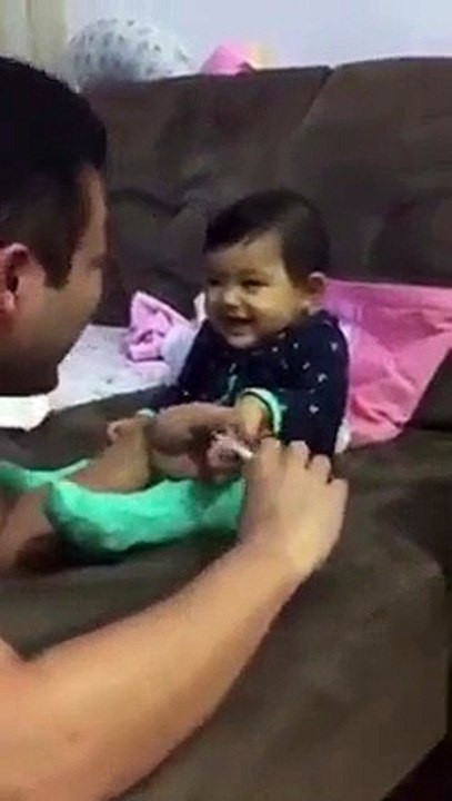 A incapacidade deste pai em cortar as unhas da filha