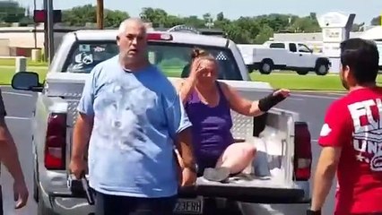 Dois jovens impedem homem de bater na mulher em plena rua