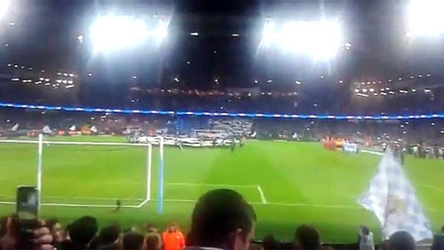 Adeptos do Manchester City assobiam hino da Champions