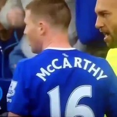 Kun Aguero chama pede assistência para adepto