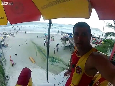 Nadadores-salvadores filmam resgate de menino em apuros