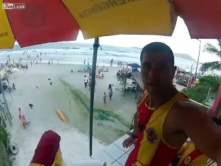 Nadadores-salvadores filmam resgate de menino em apuros