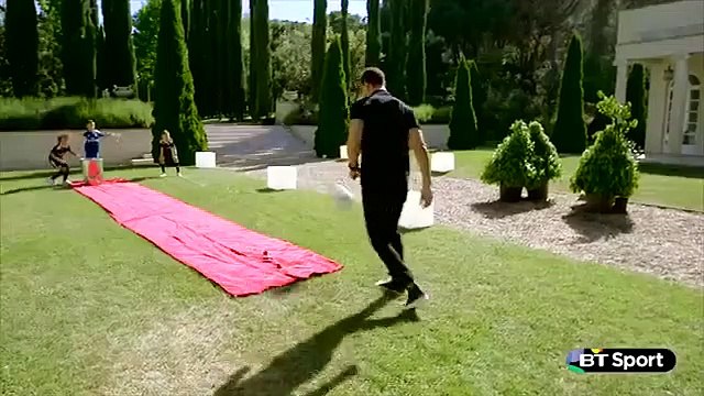 Jogadores tentam superar bin challenge