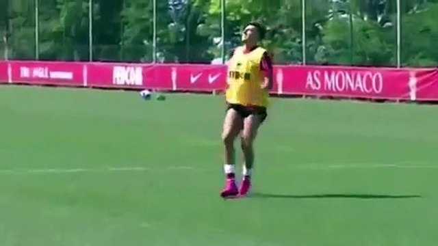 El Shaarawy mostra 'talentos' com camisola do Mónaco