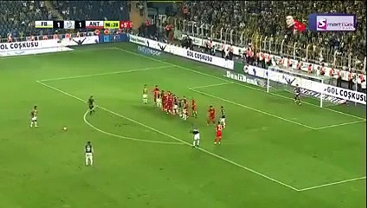 Nani 'dá' vitória ao Fenerbahçe com golo aos 90+7'