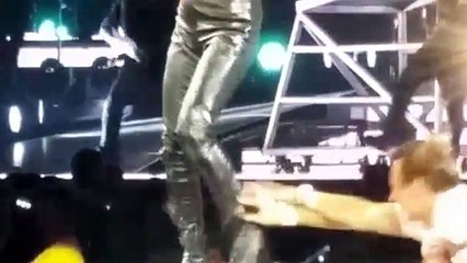 Taylor Swift atacada por dois fãs