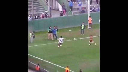 Adepto cai no relvado