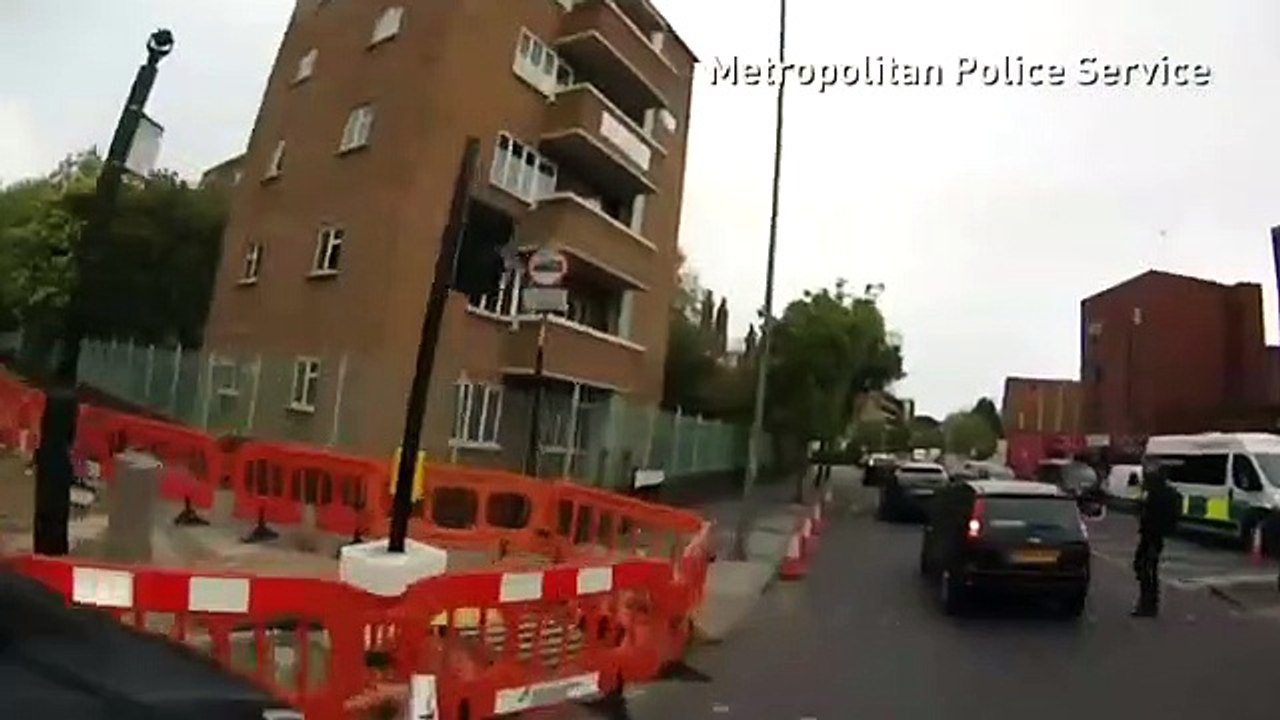 Homem empurra ciclista para via de trânsito
