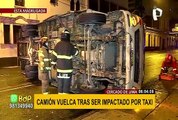 Camión vuelca tras ser impactado por taxi en el Cercado de Lima