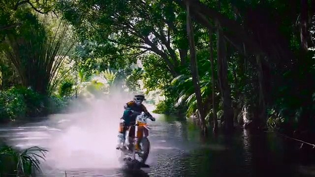 ROBBIE MADDISON surfa onda com moto