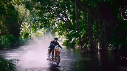 ROBBIE MADDISON surfa onda com moto