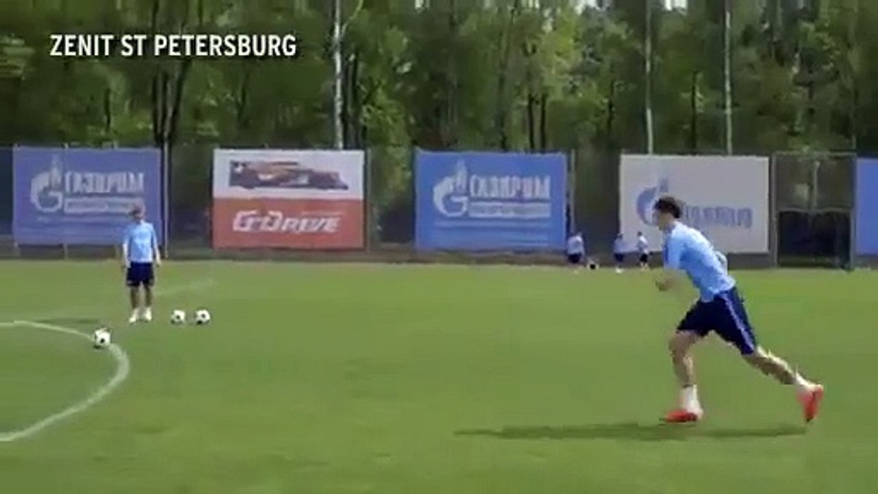 Hulk  esmaga  bola com remate