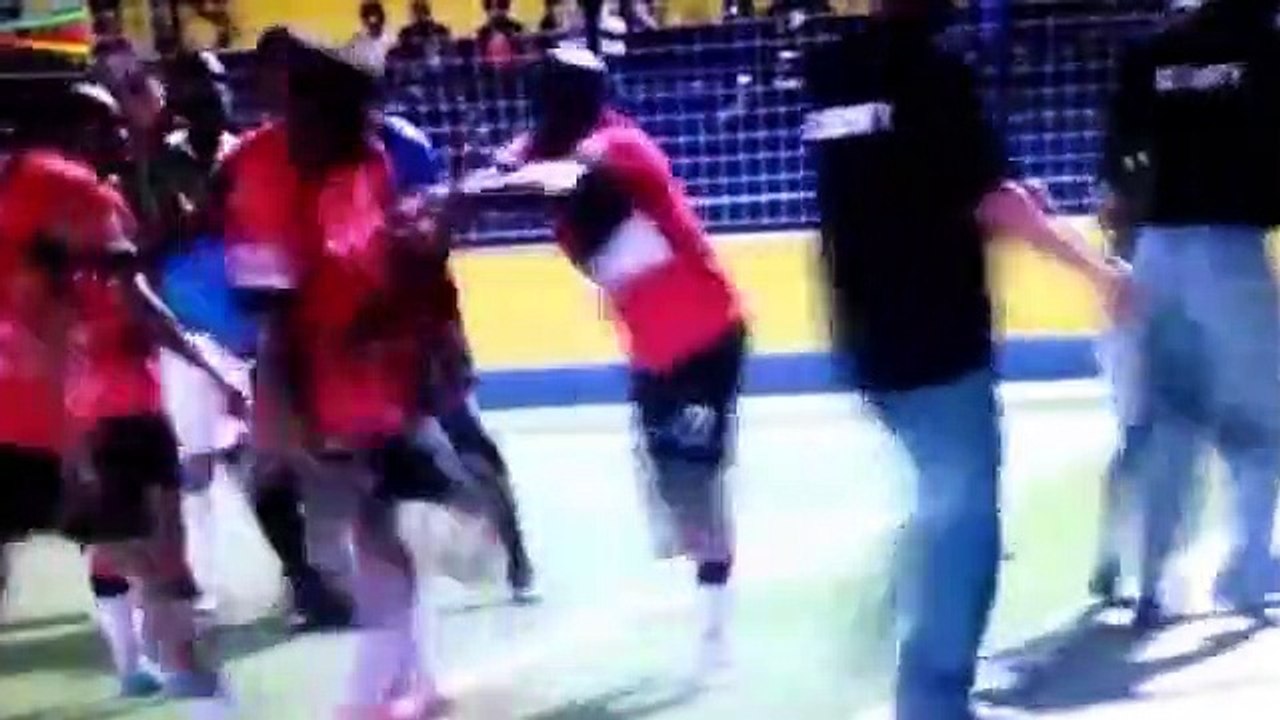 Depois do árbitro 'pistoleiro', chega de Curaçao o árbitro 'luchador'