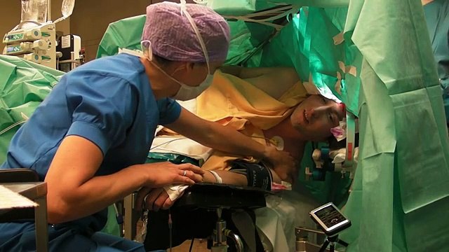 Cantou ópera durante uma cirurgia cerebral para ajudar os médicos