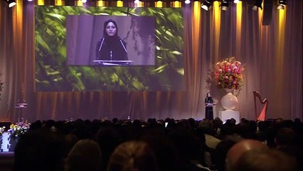 Viúva de copiloto do voo MH17 cumpre última tarefa do marido