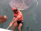 Surfaram um tubarão-baleia, agora são procurados por ativistas