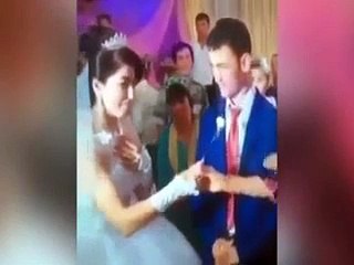 Veja a reação deste noivo a uma brincadeira inocente