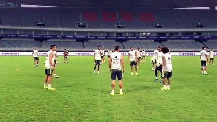 Cristiano Ronaldo faz passe tremendo... sem olhar