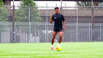Chuba Akpom mostra cartão de visita