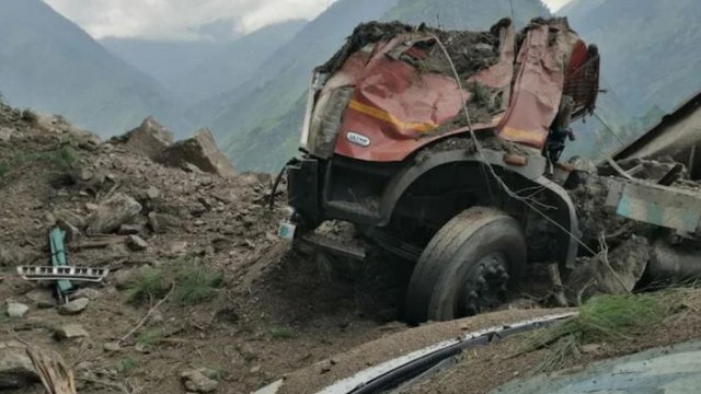 Kinnaur landslide: Shooting stones hamper rescue operations