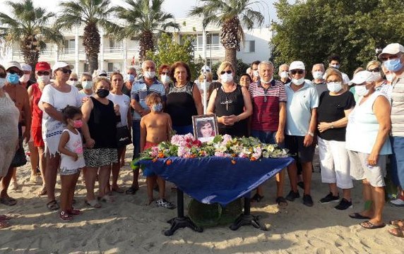 SÜRAT TEKNESİNİN ÇARPTIĞI ELVAN İÇİN KOMŞULARI DENİZE ÇİÇEK BIRAKTI