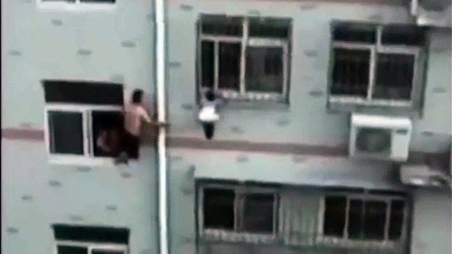 Homem usa esfregona para salvar criança pendurada em janela