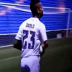 Danilo provoca momento caricato e mostra porque é que é... defesa