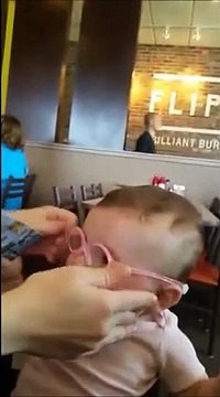 Assista à reação desta bebé ao ver pela primeira vez a mãe e o pai