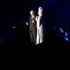 Lady Gaga cai durante concerto