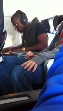 Kanye West viaja em classe económica enquanto ‘curte’ música