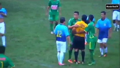 Guarda-redes agride árbitro com pontapé nas costas