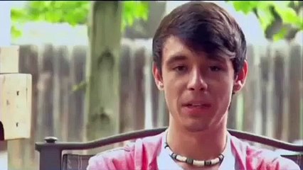 Filho de polícia morto em ação em lágrimas devido a presente