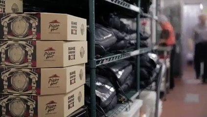 Pizza Hut lança caixa de pizza que serve de projetor
