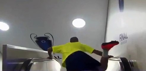 Dani Alves só sabe aparecer ... em grande