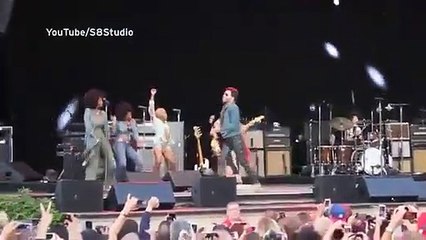 Lenny Kravitz mostra mais do que devia em concerto