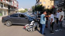 Çarptığı otomobilin üzerinden takla atan kasksız motosikletli yaralandı