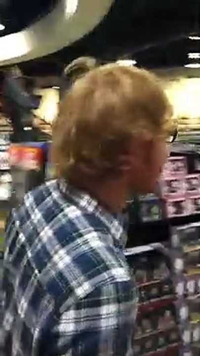 Ed Sheeran surpreende fã em centro comercial